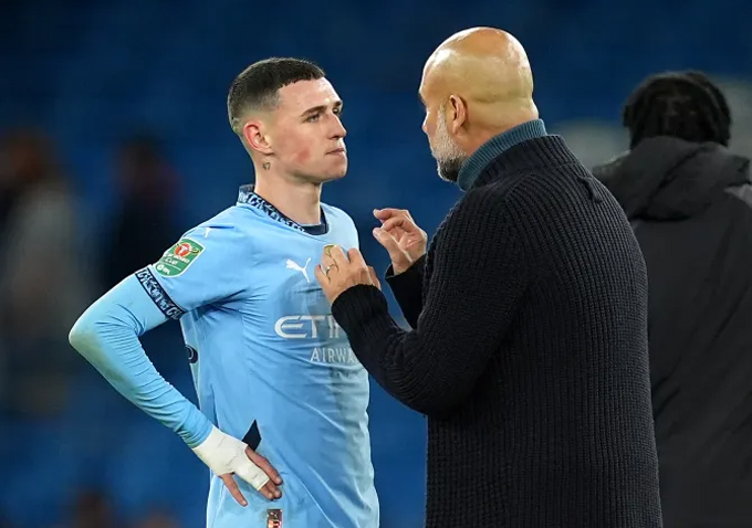 Guardiola 'dạy bảo' Foden ngay trên sân