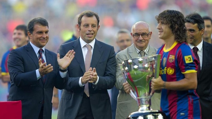 Sandro Rosell (giữa) từng nếm trải nhiều thành công tại Barca.