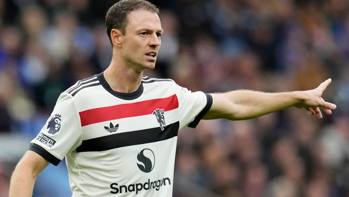 Jonny Evans thi đấu tròn vai trước Aston Villa