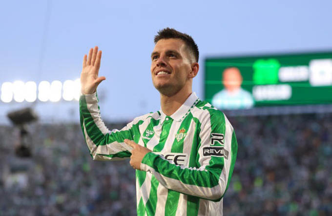 2. Giovani Lo Celso (Real Betis): Sau 4 năm thi đấu gắn bó với Tottenham và Villarreal, tiền vệ Giovani Lo Celso đã được Real Betis chiêu mộ với mức giá chỉ 5 triệu euro. Đây có lẽ là quyết định sáng suốt nhất cuộc đời ngôi sao người Argentina. Trong bảy trận đầu tiên tại La Liga, anh đã ghi được 6 bàn thắng và có 1 pha kiến tạo, trở thành cầu thủ dẫn đầu danh sách ghi bàn của CLB. Anh xếp thứ 3 trong danh sách Vua phá lưới 2024/25 khi có cùng số pha lập công như Kylian Mbappe (Real Madrid) và Raphinha (Barcelona).