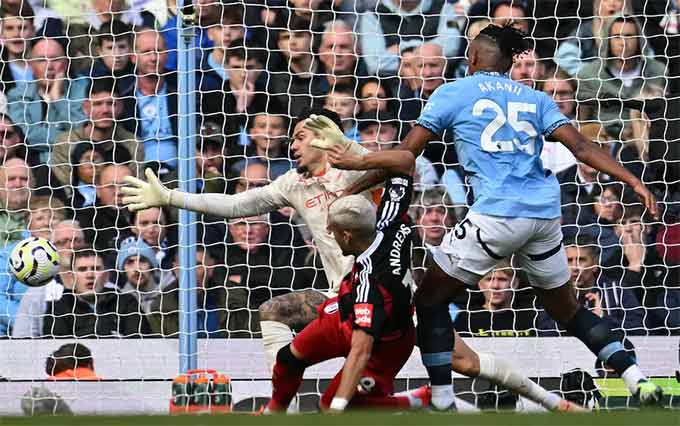 Andres Pereira mở tỷ số cho Fulham trước sự truy cản của Akanji