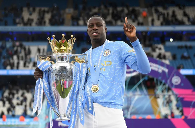 Mendy kiện Man City nợ lương, và chỉ tên 5 ngôi sao Man City cùng anh tham gia tiệc sex