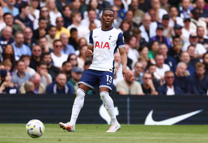 6. Destiny Udogie - 22: Ở tuổi 21, hậu vệ người Ý thuộc biên chế Tottenham được đánh giá sẽ còn phát triển mạnh mẽ trong tương lai